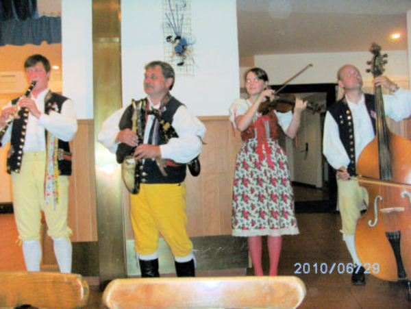 H FOLKLOREAVOND