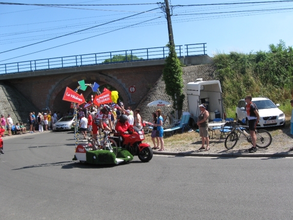 Le tour de France rijd door Leest 4-7-2010 063