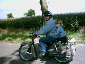 Veroniek bij opa op de Kreidler 2008