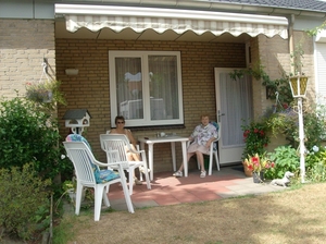 op het terras bij oma Lies in Deurne 16-07-10