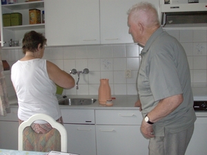 Thea bij haar vader in de keuken