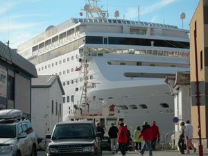 Ons schip in vergelijking met de gebouwen