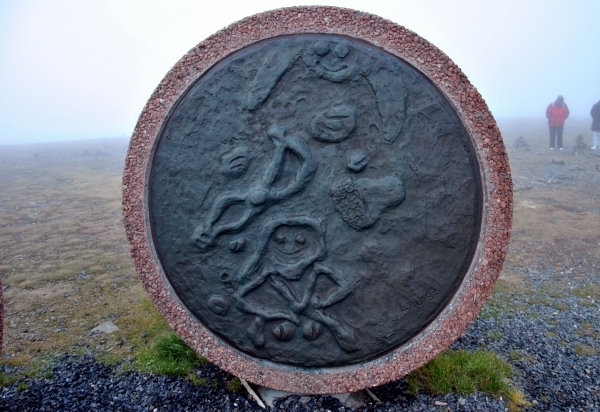 Dame met strijkstok in regen en zonneschijn