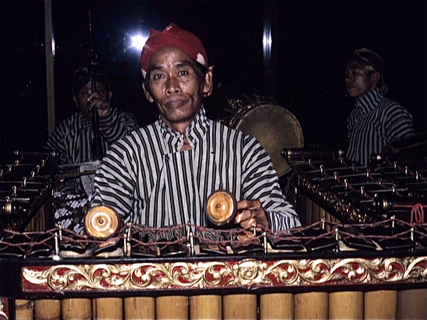 Gamelan speler