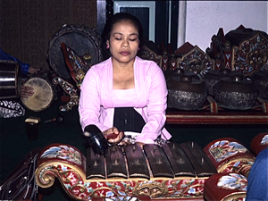 Gamelan speelster