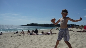 op het strand