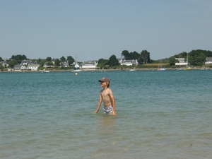 in het water