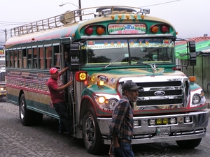 een attractie: de kleurrijke bussen