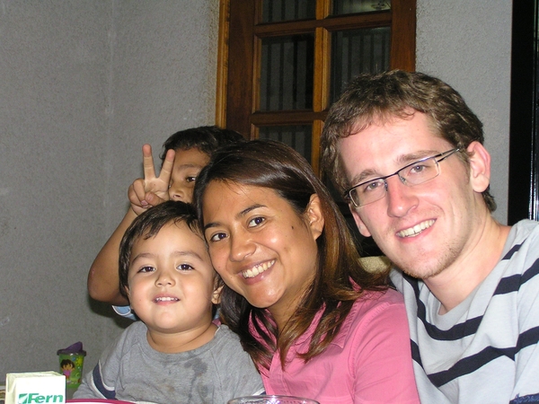 Jeroen met Marisol's zus Ingrid en jongste telg