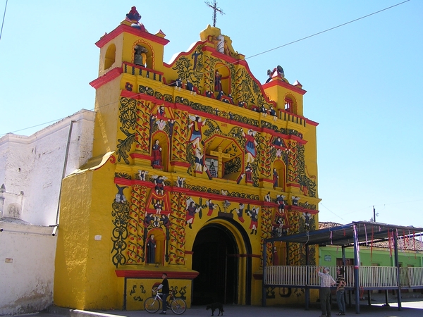 kleurrijk kerkje van San Andres Xecul