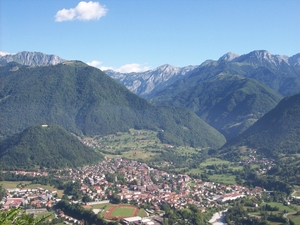 zicht op Tolmin vanaf wandeling most na soči