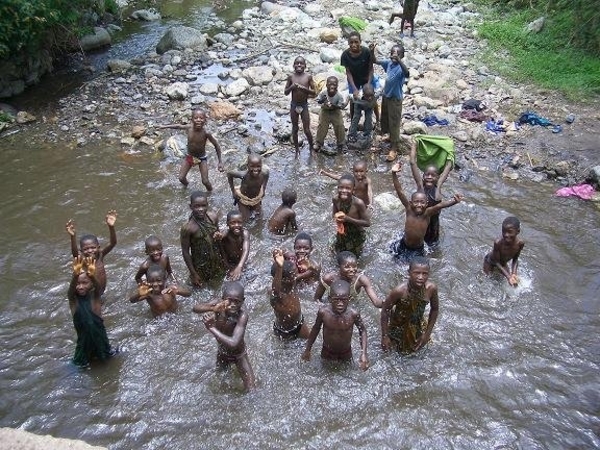 kinderen spelen in het water