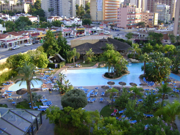 het zwembad van het hotel,zicht vanuit de kamer