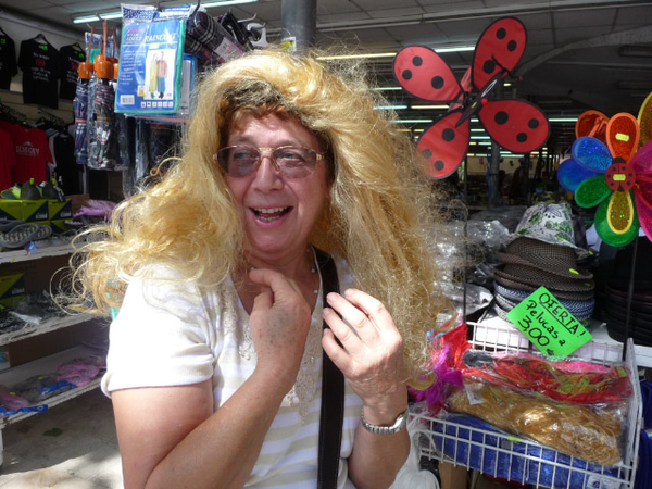 Sootje was al een gepaste pruik aan het kiezen