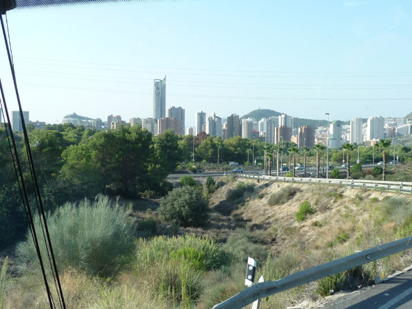 zicht op Benidorm vanop de bus