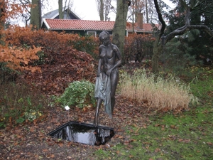 Beeld vrouw in de tuin van Museum Mohlmann