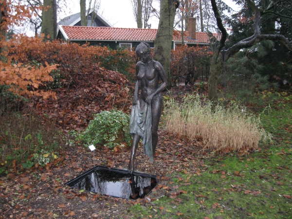 Beeld vrouw in de tuin van Museum Mohlmann