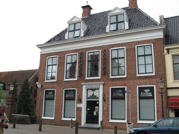Juwelier Kremer met zijn klokkenspel aan de muur
