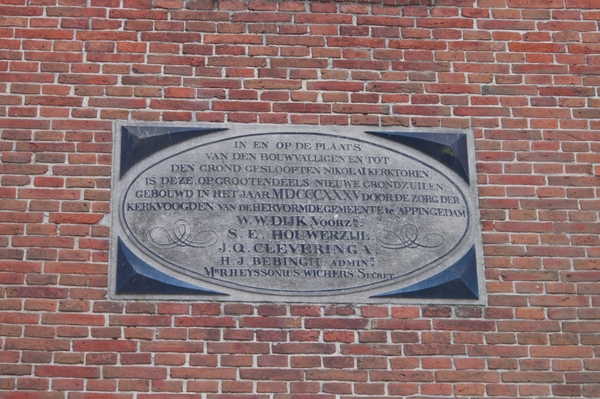 Gedenksteen op de muur van de toren van de Nicolaikerk