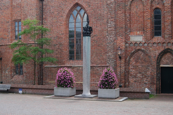 Gedenkpaal met de pelikaan met zijn jongen