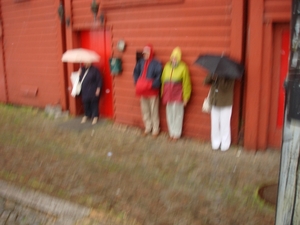 Op een rijtje schuilen voor de gudsende regen