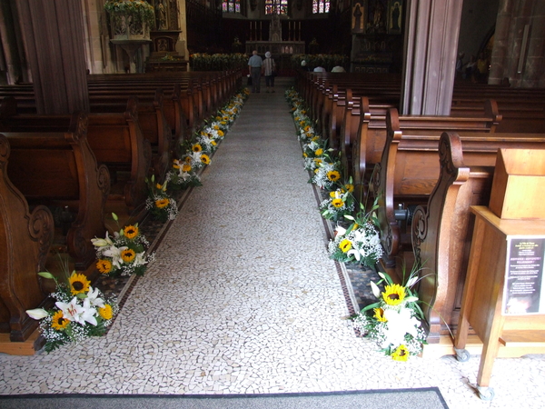 versierde kerk wegens feestelijkheden