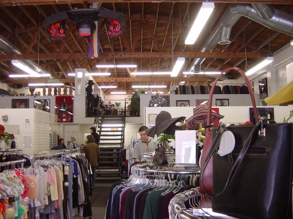 Alle filmkledij wordt verkocht !