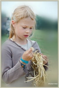 sized_sized_DSC23237a spelen met stro