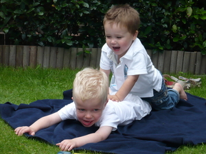 Lennart en Robin zijn aan het stoeien