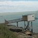 vissen met net langs de kust