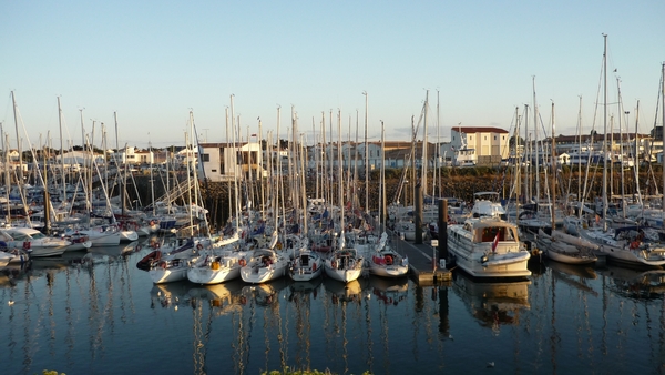 Ile d\'Yeu de samoki in de haven � couple