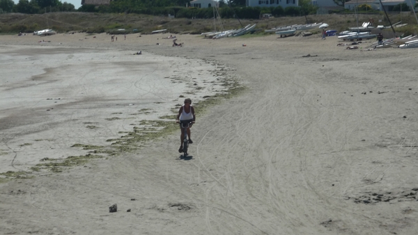 fietsen op het strand