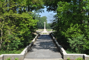 zicht vanaf de Butte op het offerkruis Polygon Wood