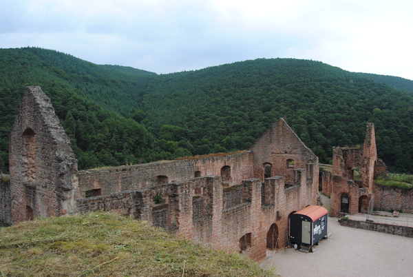 zicht naar inkom ruine