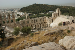 Herodes theater en zicht op Phiopapposheuvel