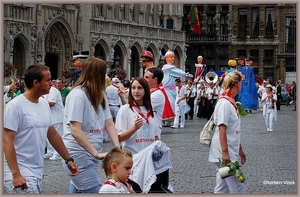 sized_sized_DSC23360a poependroegers op de grote markt