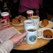 Ontbijt met grote tas koffie