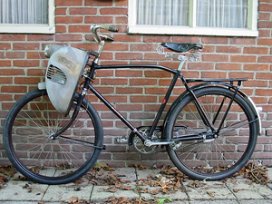 Cymota 1951 op een Benzo fiets