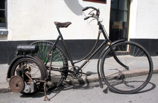 Humberwall wielmotor 1914 op een  damesfiets