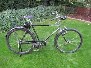 Itom Tourist 1954 op een Presto herenfiets