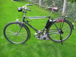 JLO. F48 op een Adler herenfiets