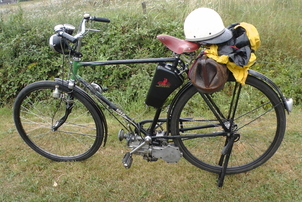 Stepke op een Mifa fiets