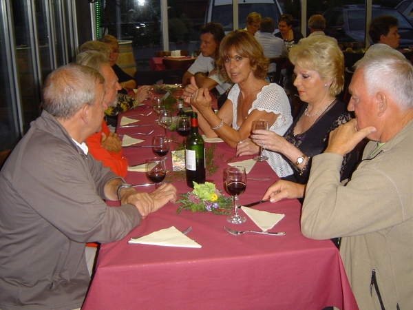 zoals jullie zien zitten onze leden hier al gezellig samen te wac