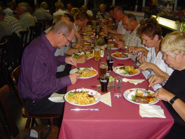 kijk maar op hun bord het ziet er lekker uit