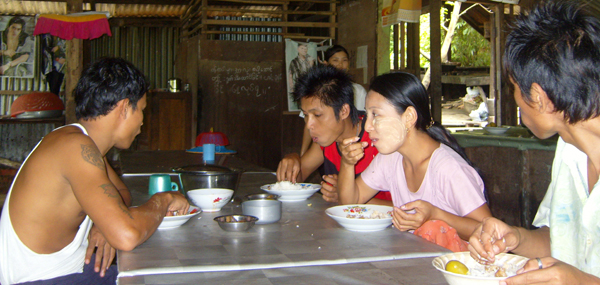 Eetruimte tegenover hotel