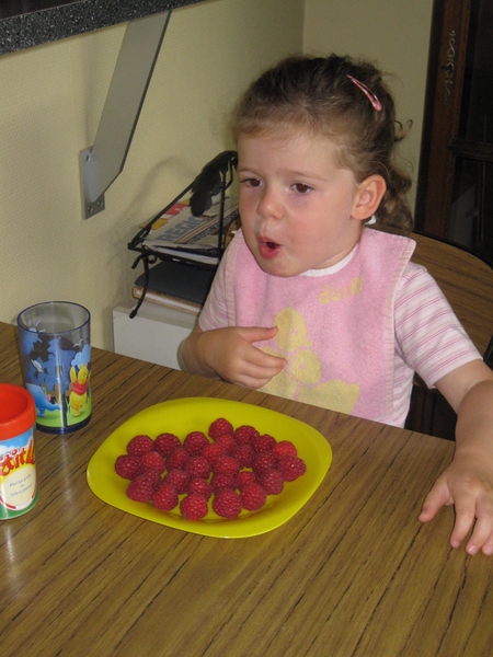06) Jana eet framboosjes