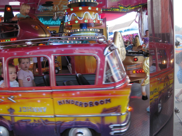 09) Achteraan in de auto