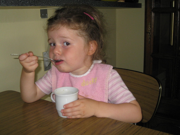 23) Jana drinkt soep