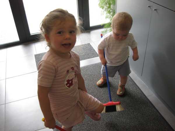 25) De kuisploeg kuist de hall