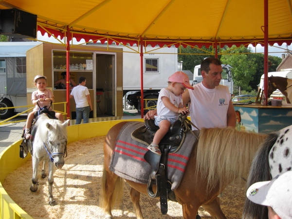 42) Jana op haar klein wit paardje